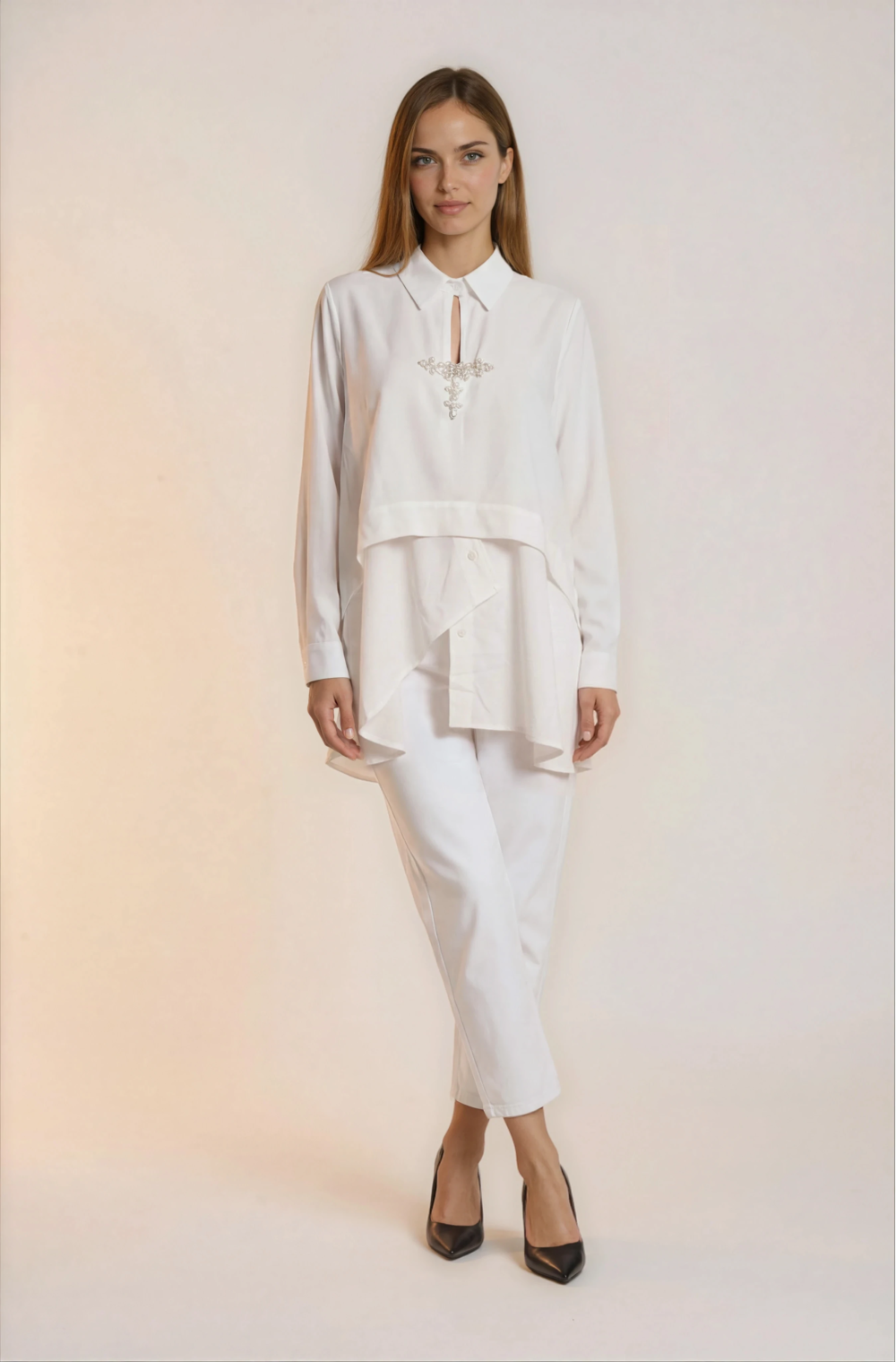 Prabangūs balti daugiasluoksniai marškiniai su dekoracija.