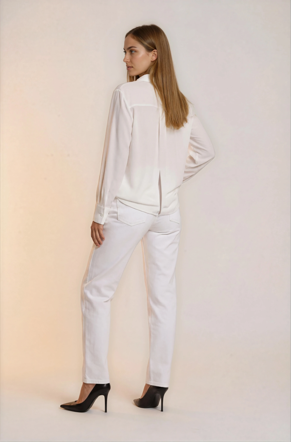 Prabangūs balti daugiasluoksniai marškiniai su dekoracija.