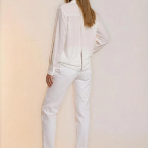 Prabangūs balti daugiasluoksniai marškiniai su dekoracija.