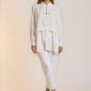 Prabangūs balti daugiasluoksniai marškiniai su dekoracija.