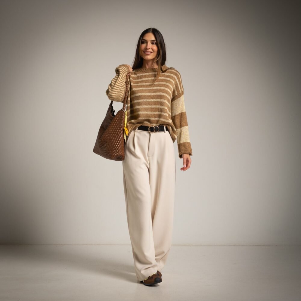 174423 Laisvo kirpimo dryžuotas megztinis.