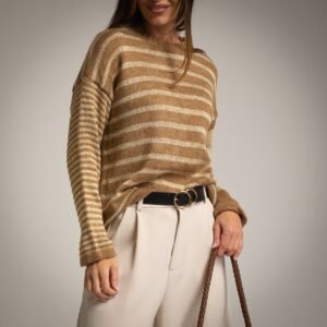 Laisvo kirpimo dryžuotas megztinis.