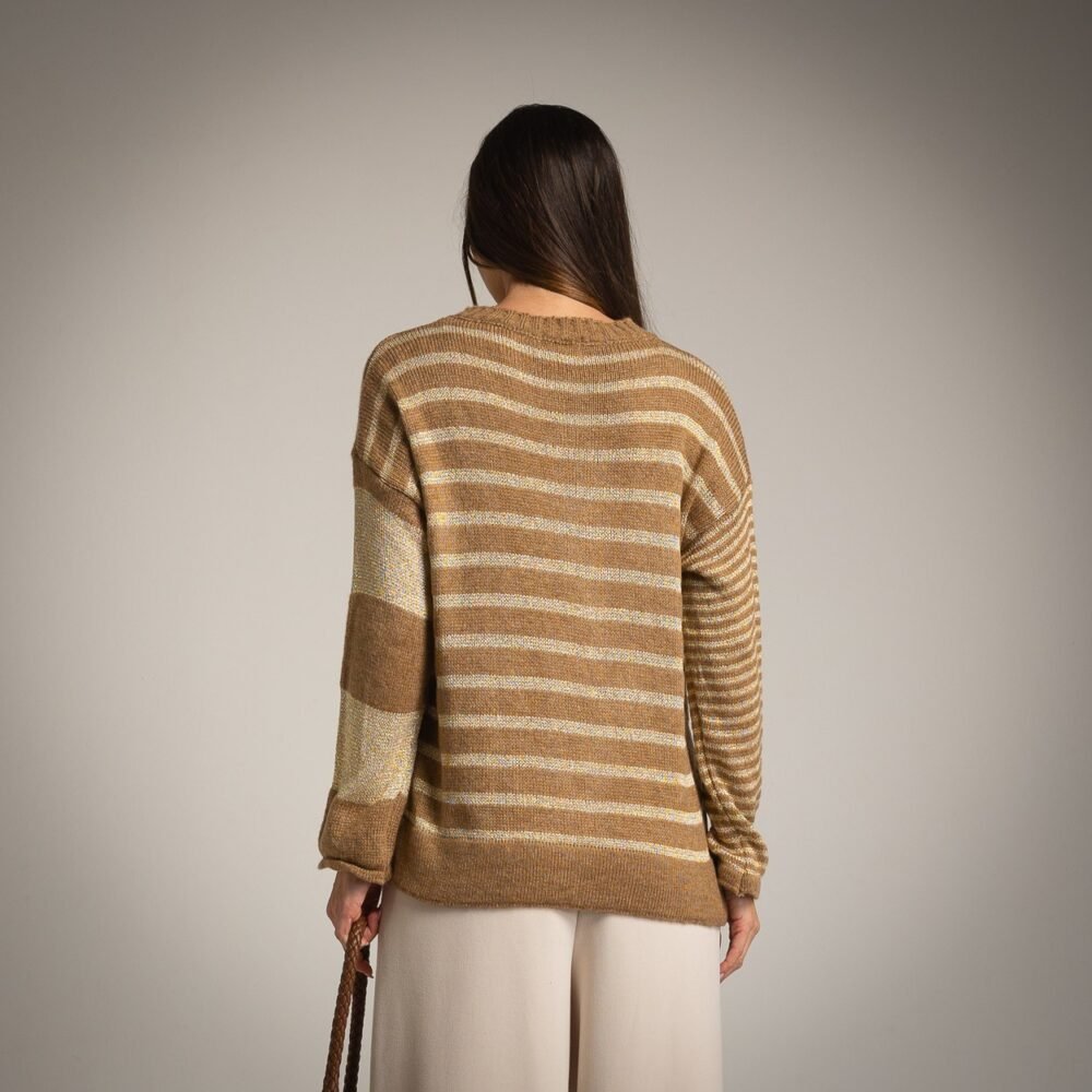 Laisvo kirpimo dryžuotas megztinis.