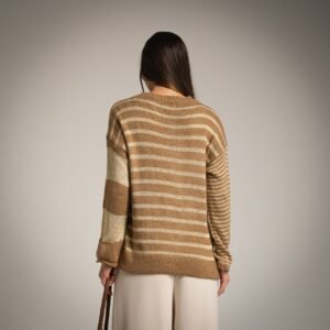 Laisvo kirpimo dryžuotas megztinis.