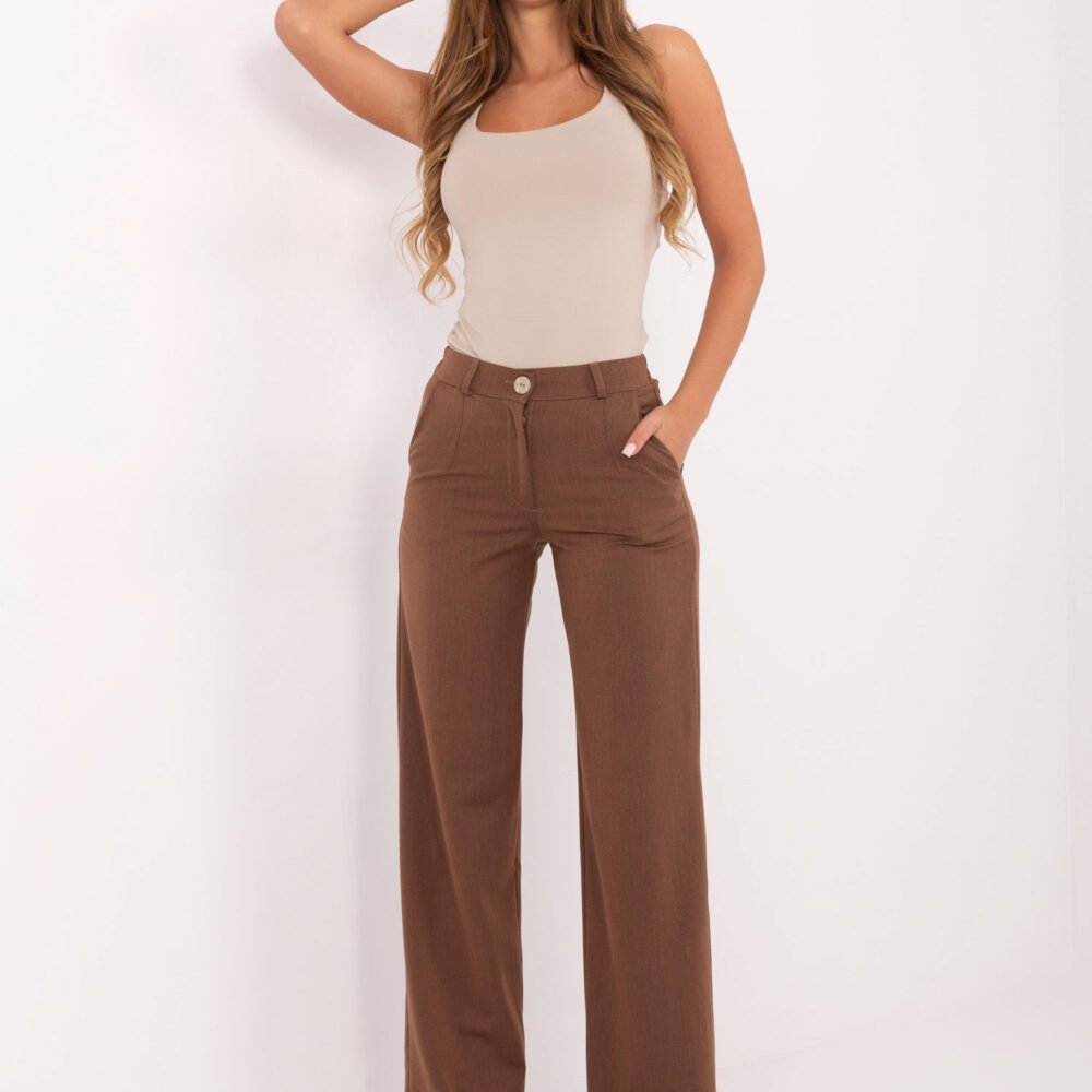 pol_pl_Brazowe-garniturowe-spodnie-z-gumka-w-pasie-414484_1 Rudos Plačių Klešnių Kelnės Aukštu Liemeniu.