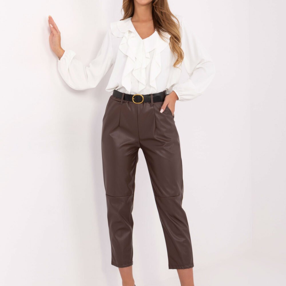 pol_pl_Ciemnobrazowe-spodnie-z-ekoskory-z-kieszeniami-RUE-PARIS-414504_1 Subtilus kirpimas pabrėš jūsų figūrą!