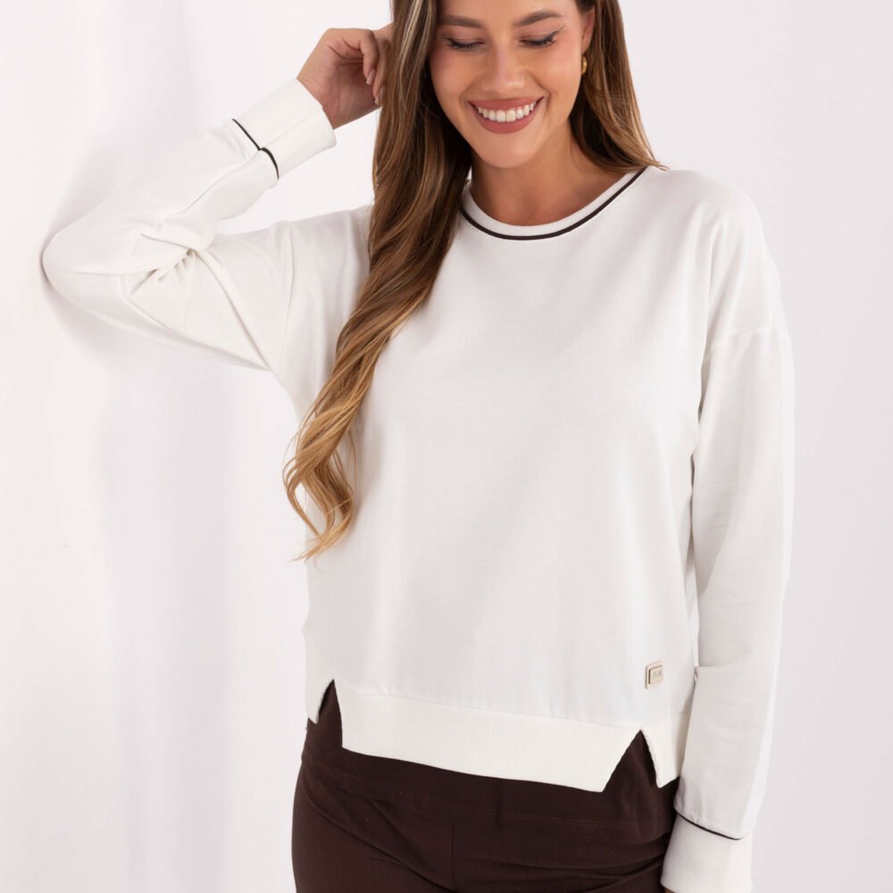 pol_pl_Ecru-damska-bluza-ze-wstawka-na-dole-414344_2 Apsigaubk švelnumu!