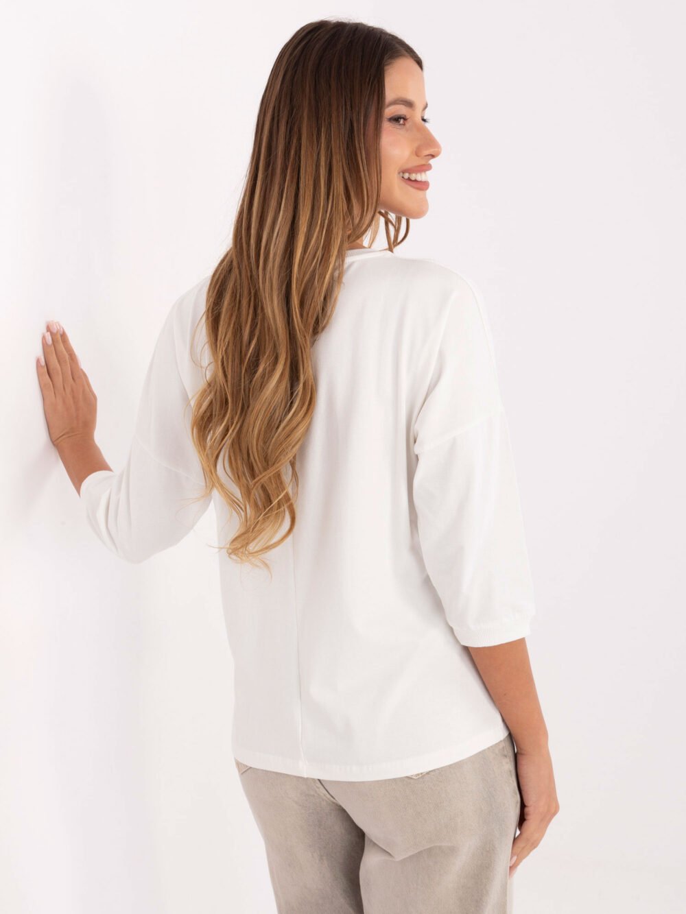 pol_pl_Ecru-damska-bluzka-z-blyszczacym-nadrukiem-414364_3 Nuspalvink savo kasdienybę elegancija ir žaismingumu!