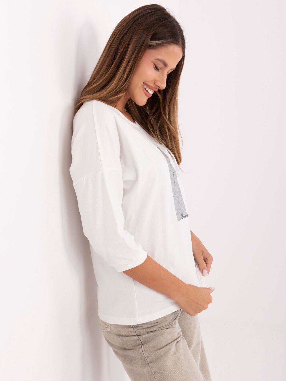 pol_pl_Ecru-damska-bluzka-z-blyszczacym-nadrukiem-414364_4 Nuspalvink savo kasdienybę elegancija ir žaismingumu!