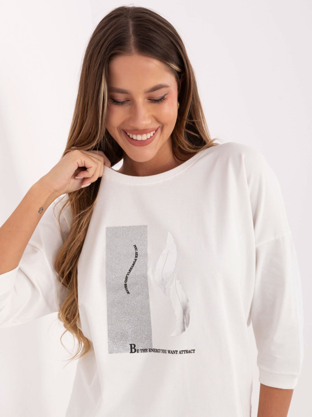 pol_pl_Ecru-damska-bluzka-z-blyszczacym-nadrukiem-414364_5 Nuspalvink savo kasdienybę elegancija ir žaismingumu!