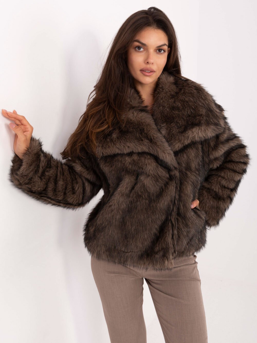 Ruda dirbtinio kailio moteriški kaininiai su plačia apykakle Rue Paris!