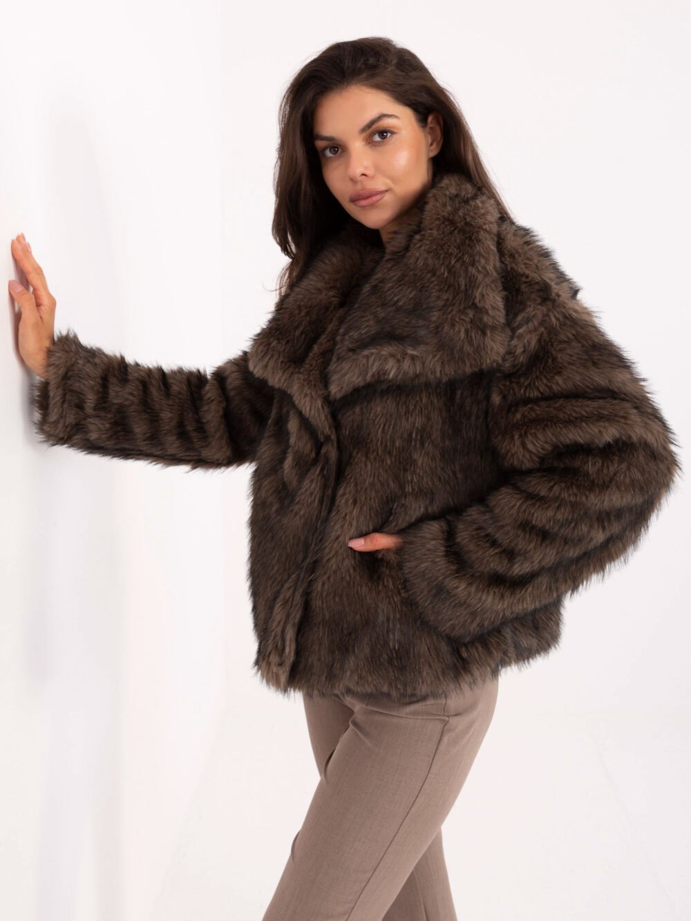 Ruda dirbtinio kailio moteriški kaininiai su plačia apykakle Rue Paris!