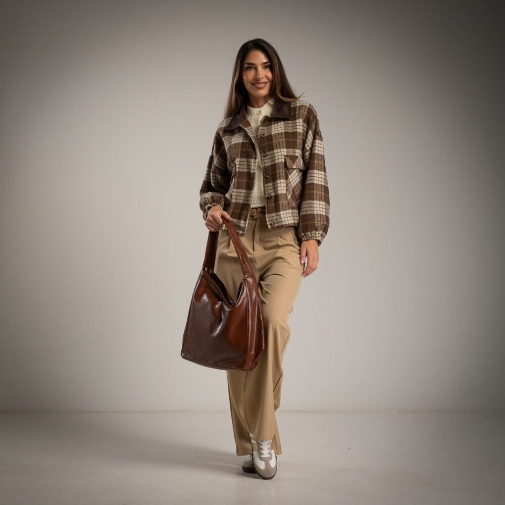 Moteriškas rudas languotas švarkelis – oversize modelis