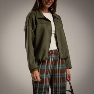 Bomberio stiliaus švarkelis – oversize modelis.