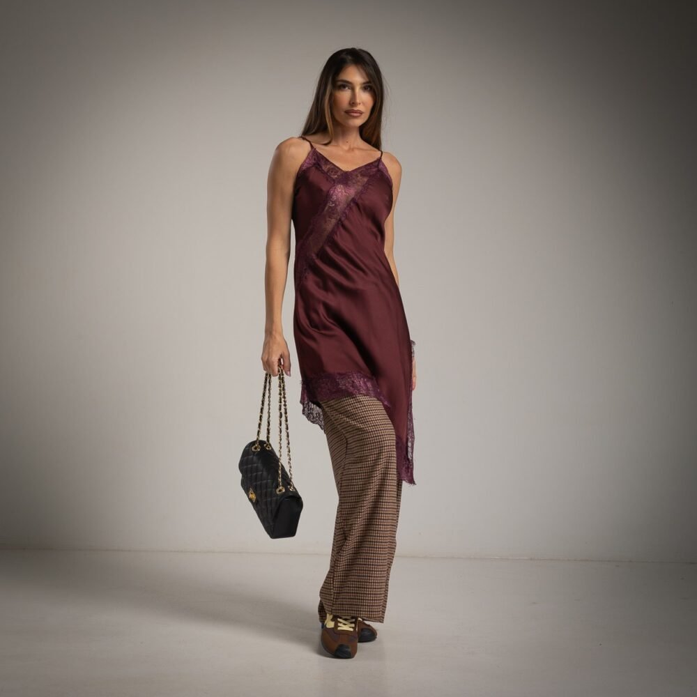 Žaisminga bordo šilkinė suknelė