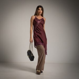 Žaisminga bordo šilkinė suknelė