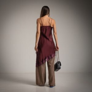 Žaisminga bordo šilkinė suknelė