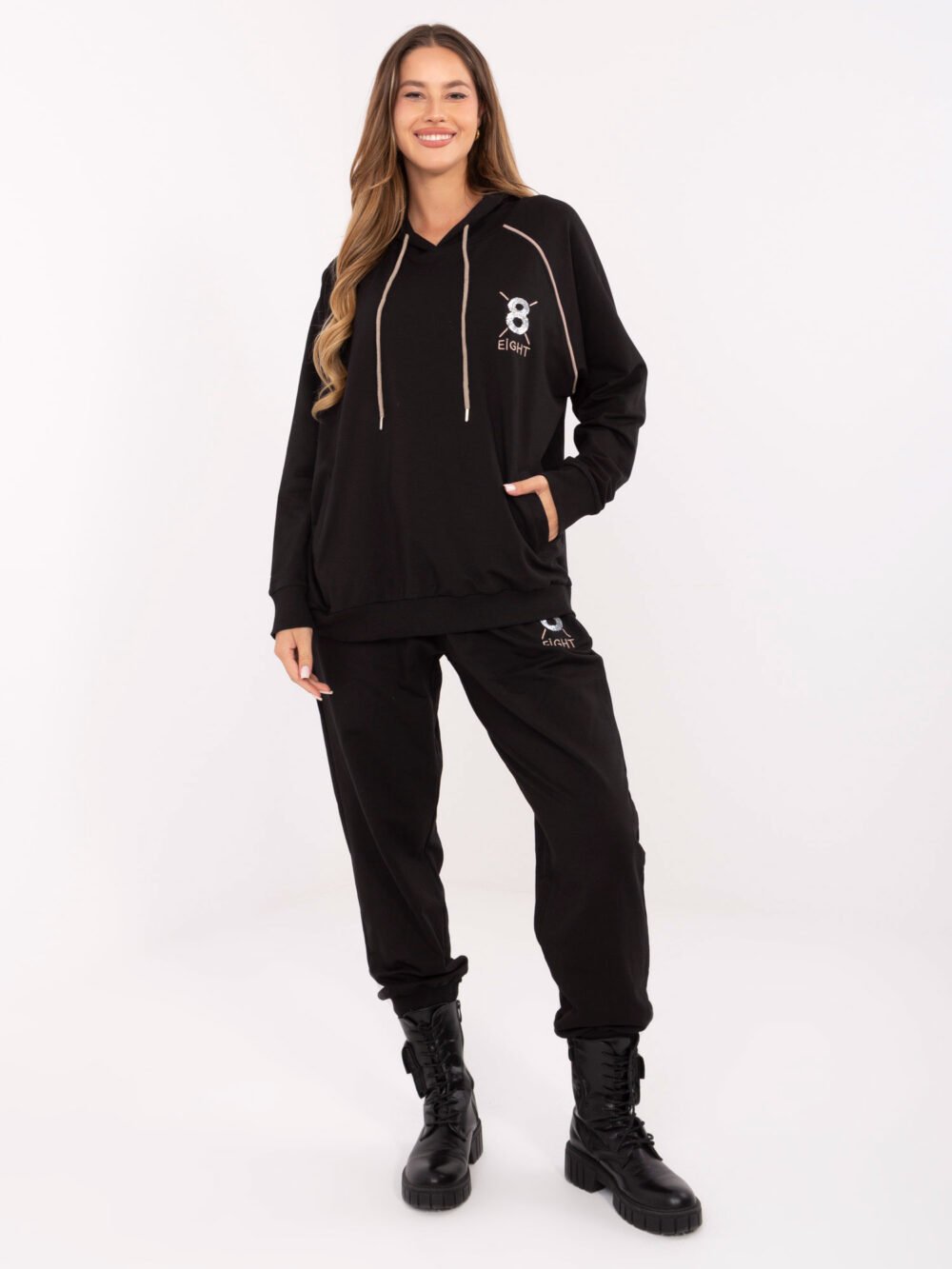 Tavo naujasis „EIGHT“ laisvalaikio kostiumėlis!