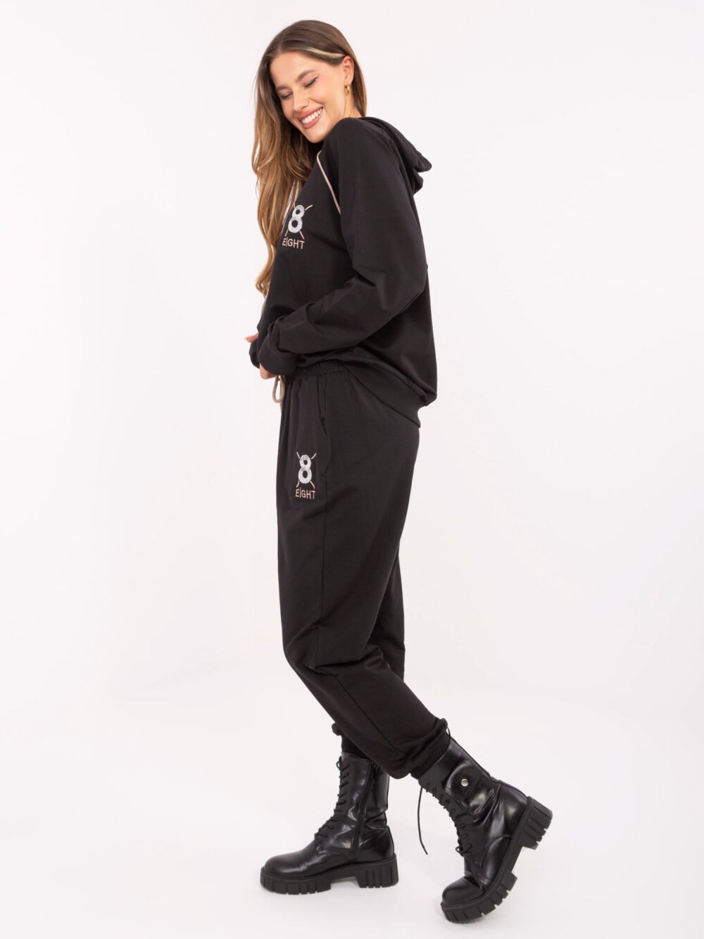 Tavo naujasis „EIGHT“ laisvalaikio kostiumėlis!