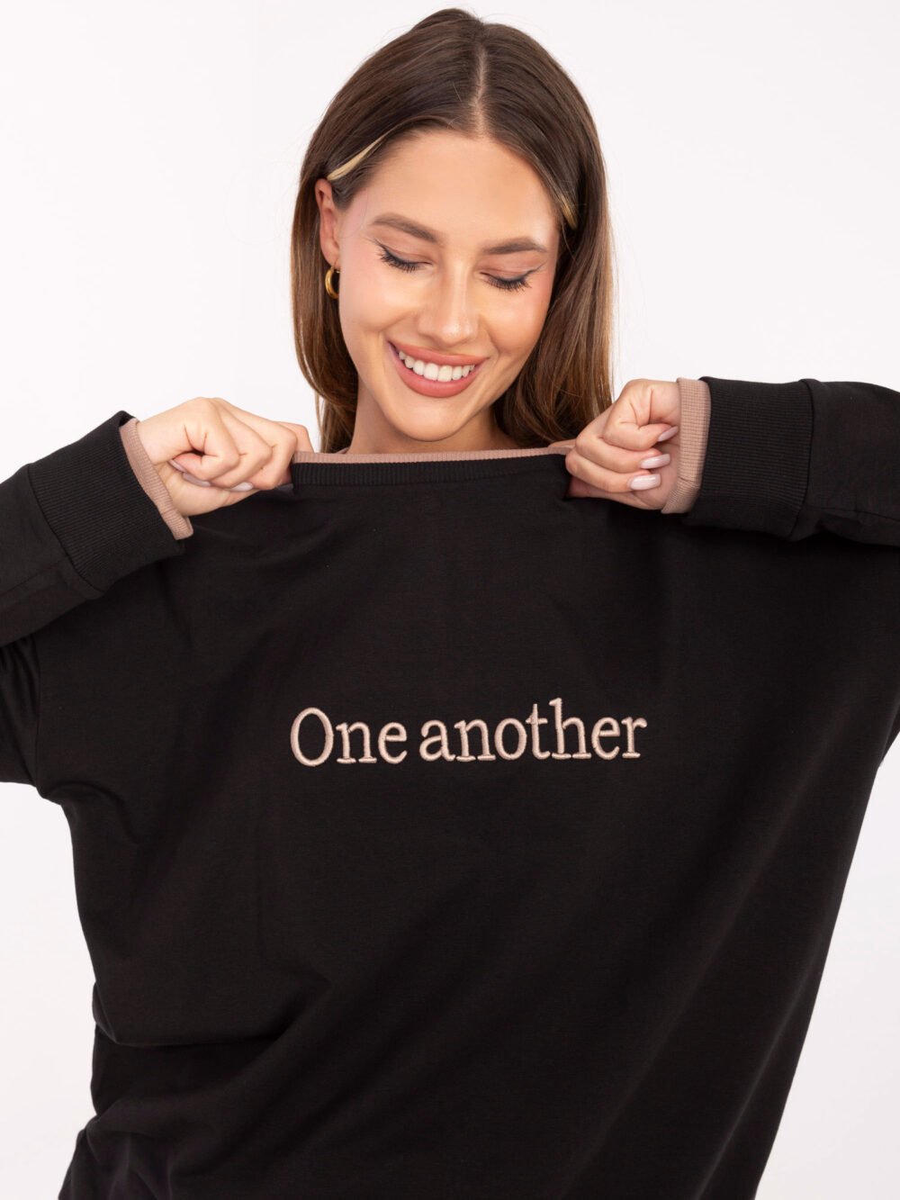 pol_pl_Czarny-dresowy-komplet-ze-spodniami-414375_2 Paprasta ir stilinga laisvalaikio apranga!