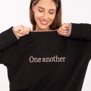 pol_pl_Czarny-dresowy-komplet-ze-spodniami-414375_2 Paprasta ir stilinga laisvalaikio apranga!