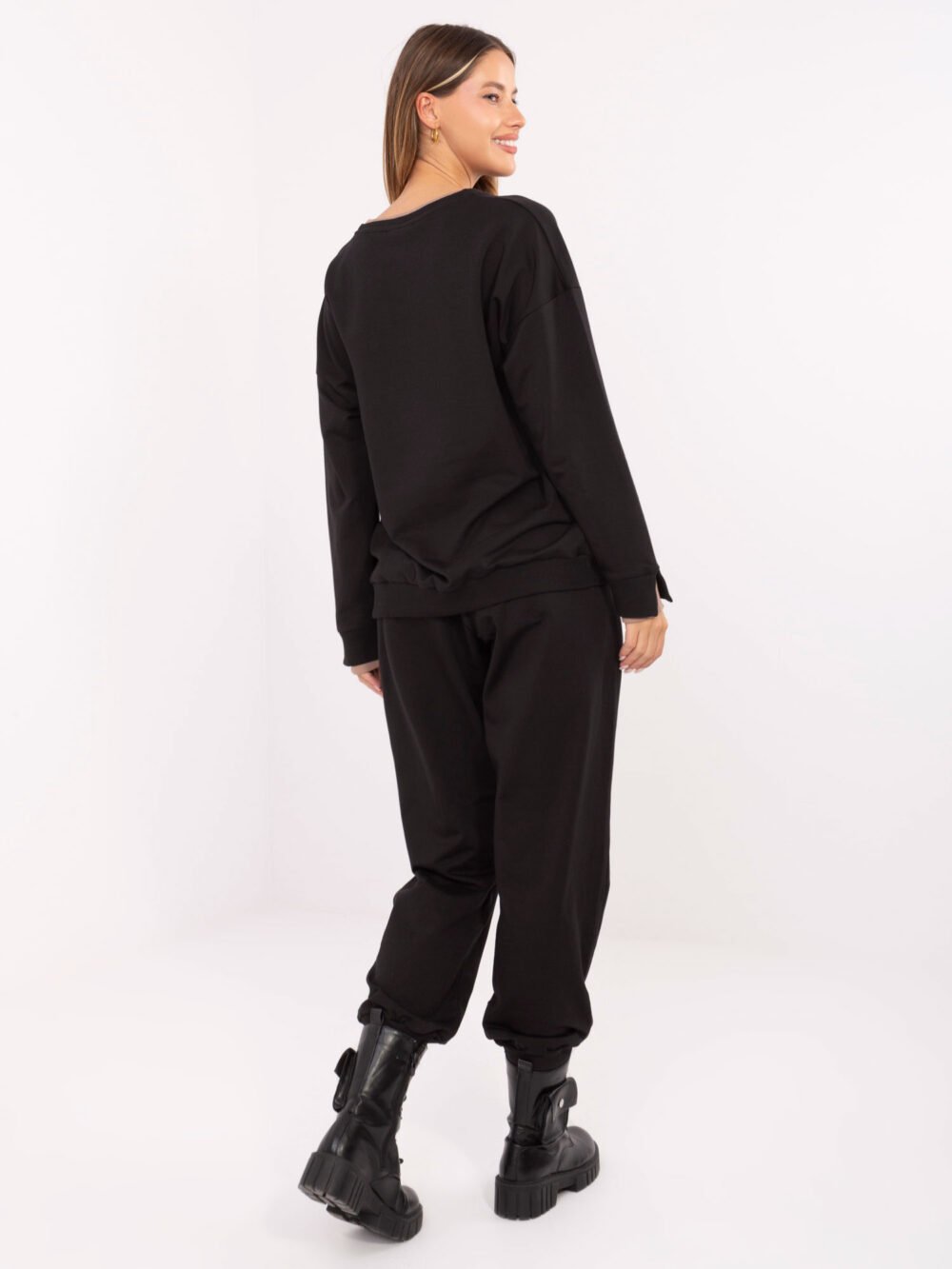 pol_pl_Czarny-dresowy-komplet-ze-spodniami-414375_3 Paprasta ir stilinga laisvalaikio apranga!