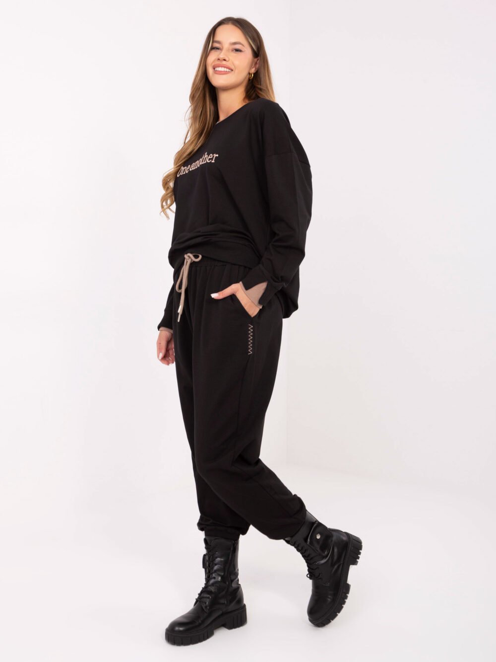 pol_pl_Czarny-dresowy-komplet-ze-spodniami-414375_4 Paprasta ir stilinga laisvalaikio apranga!