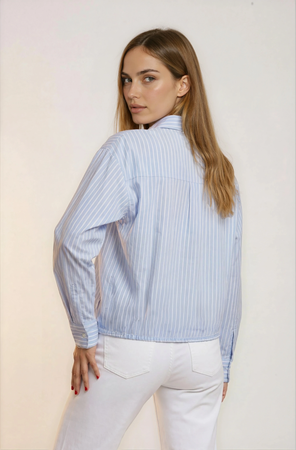 Klasikiniai žydri marškiniai su juostom.