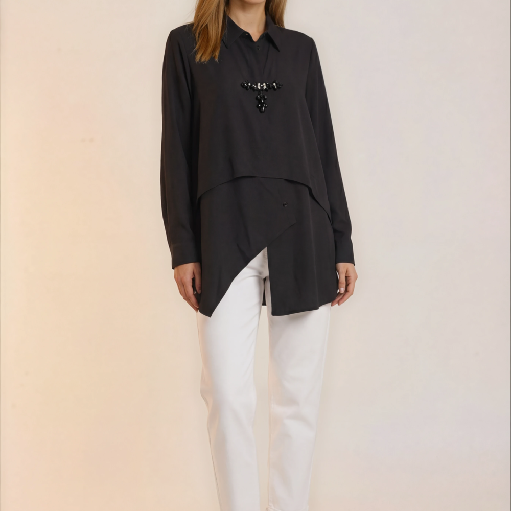 Prabangūs juodi daugiasluoksniai marškiniai su dekoracija.