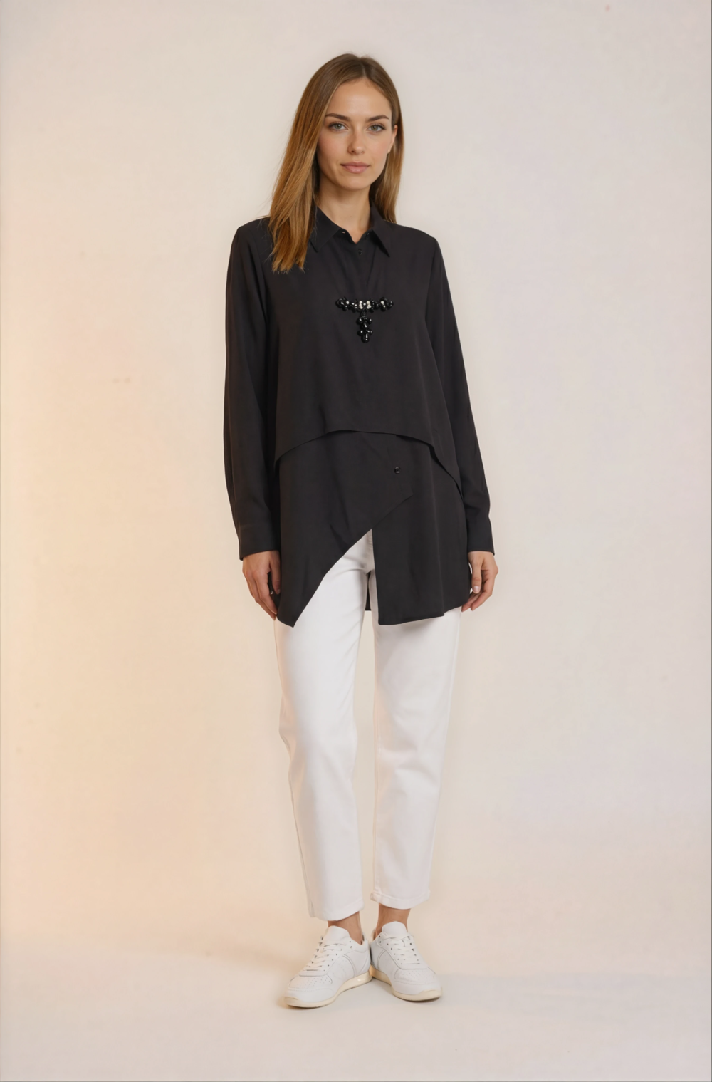 Prabangūs juodi daugiasluoksniai marškiniai su dekoracija.