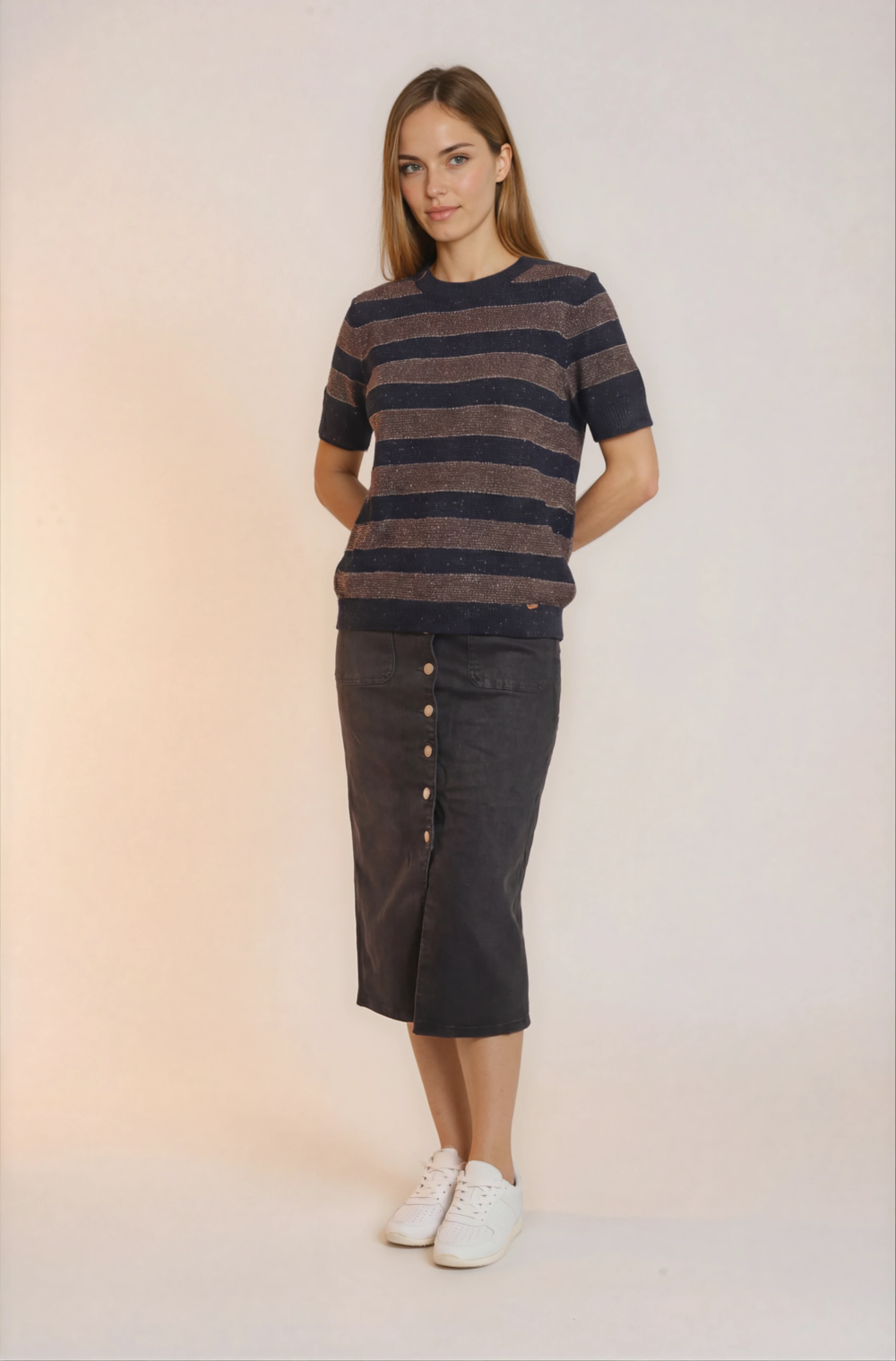 Juodas „Midi“ ilgio džinsinis sijonas su sagomis.