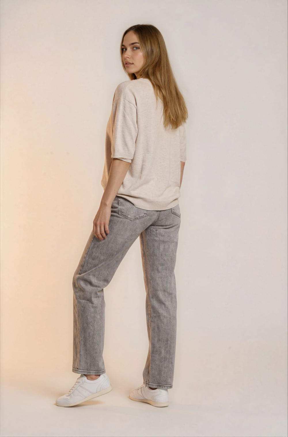 Klasikiniai tiesaus kirpimo pilki džinsai.