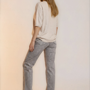 Klasikiniai tiesaus kirpimo pilki džinsai.