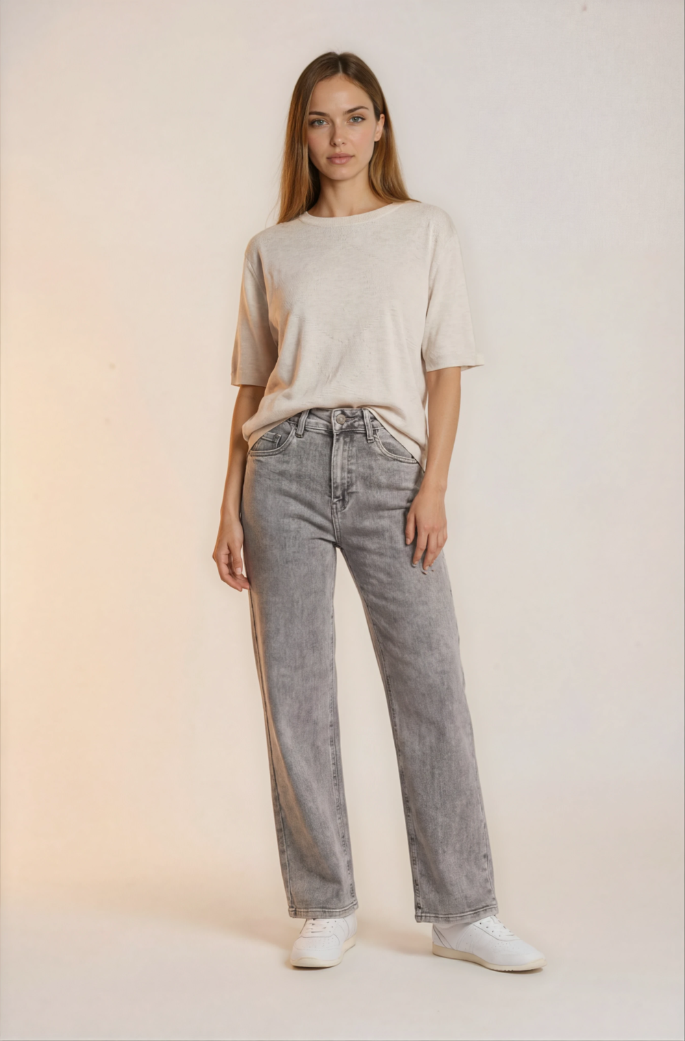 Klasikiniai tiesaus kirpimo pilki džinsai.