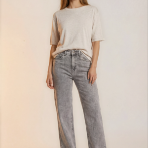 Klasikiniai tiesaus kirpimo pilki džinsai.