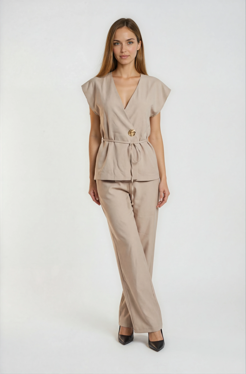 Elegantiškas dviejų dalių kostiumėlis.