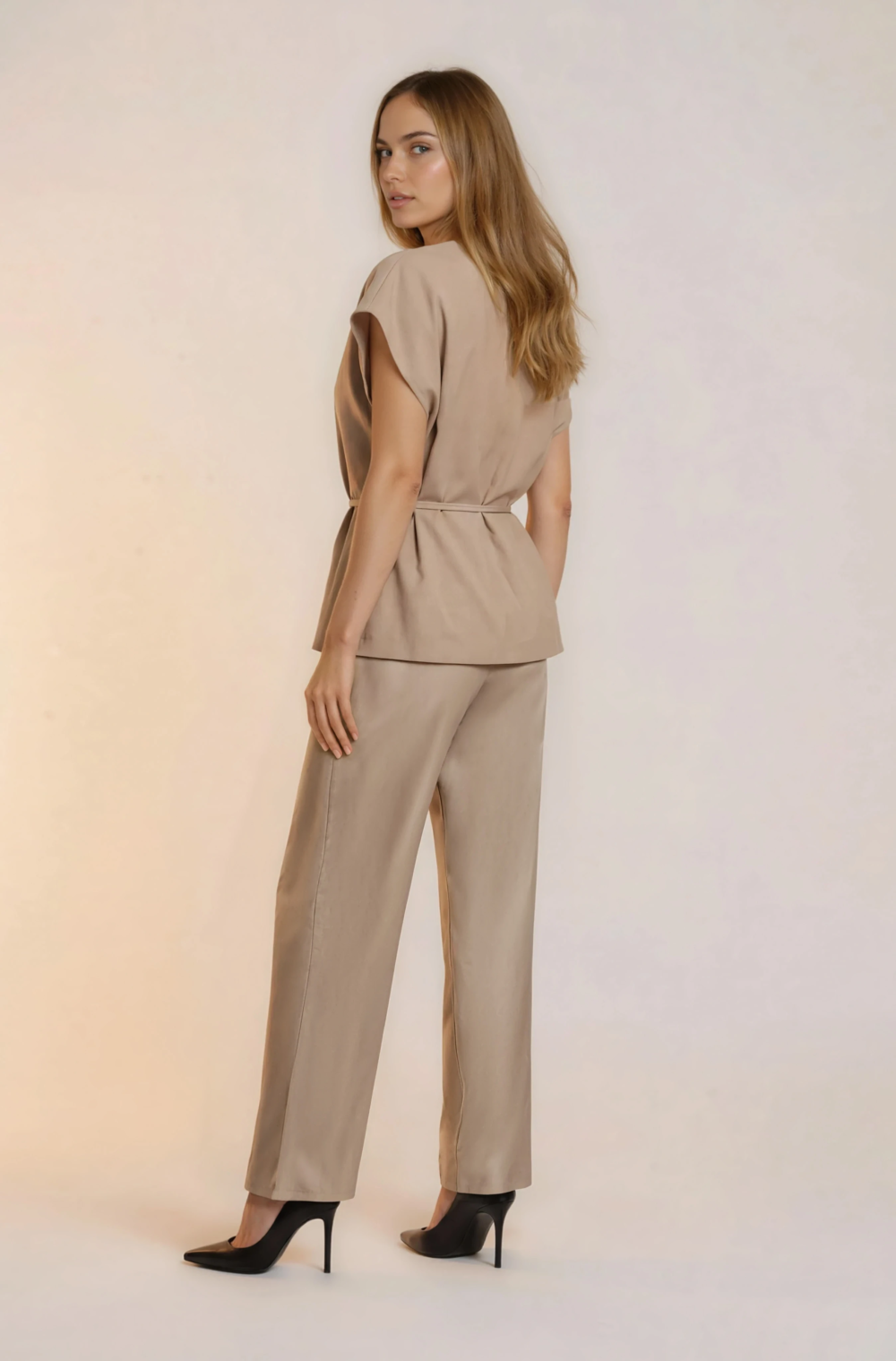 Elegantiškas dviejų dalių kostiumėlis.