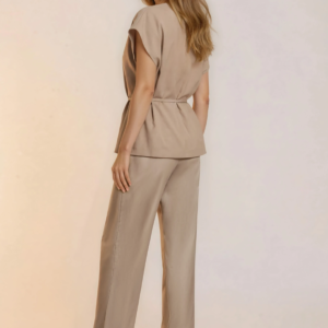 Elegantiškas dviejų dalių kostiumėlis.