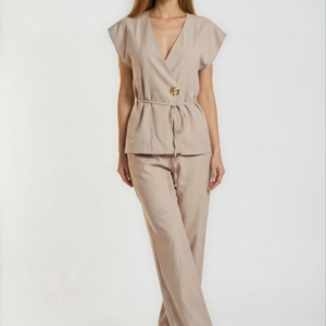 Elegantiškas dviejų dalių kostiumėlis.