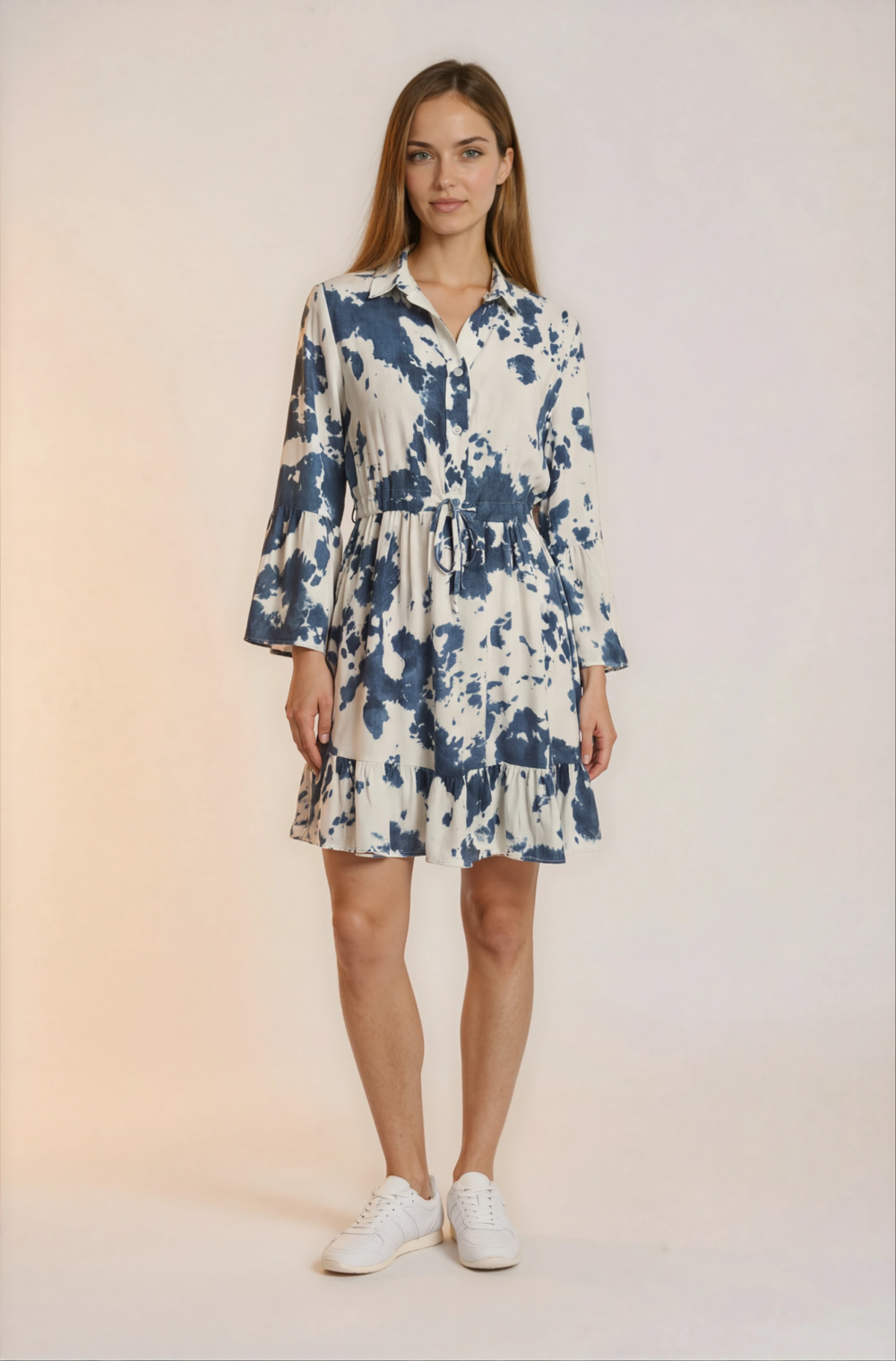 Mėlynų raštų  suknelė su raukiniais.