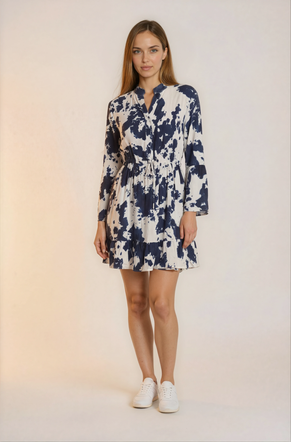 Tamsiai mėlynų raštų  suknelė su raukiniais.