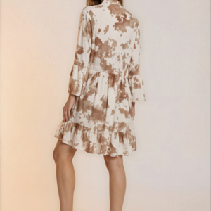 Rudos spalvos raštų  suknelė su raukiniais.