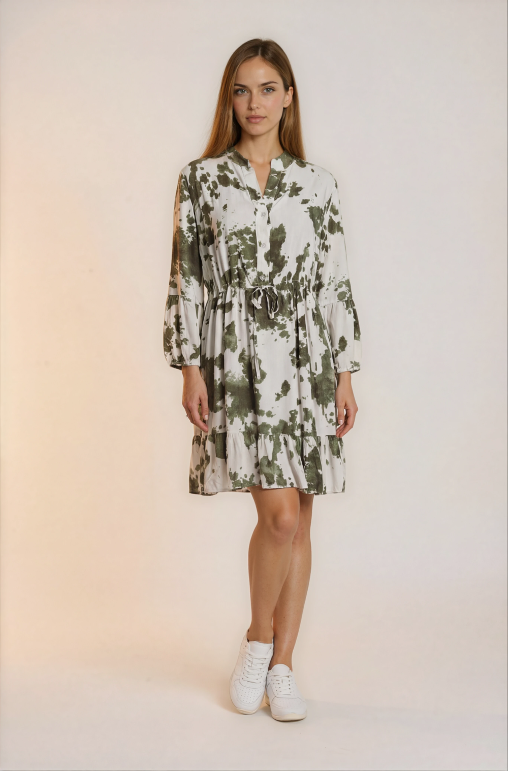 Chaki spalvos raštų  suknelė su raukiniais.