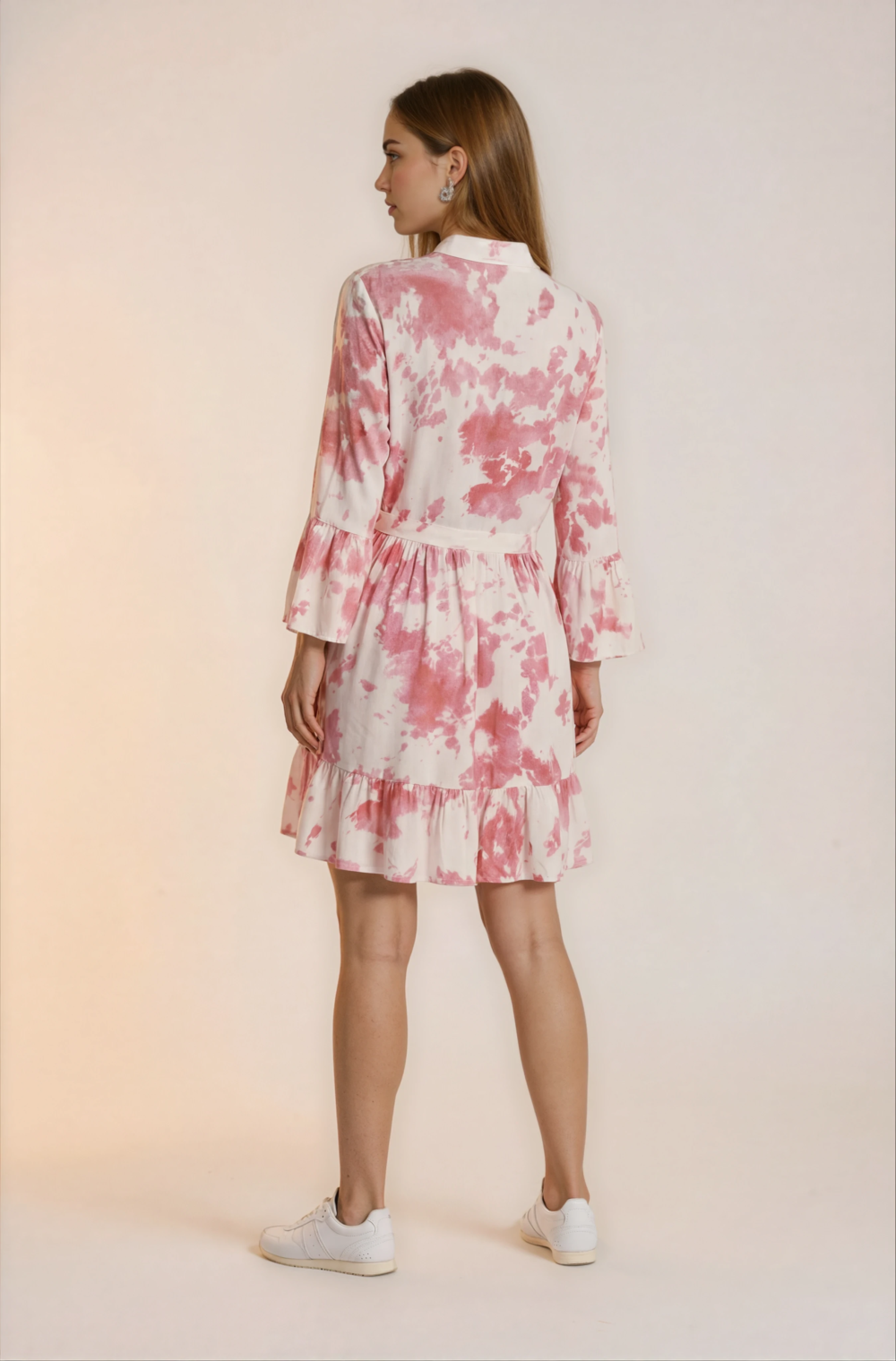 Rožinės spalvos raštų  suknelė su raukiniais.