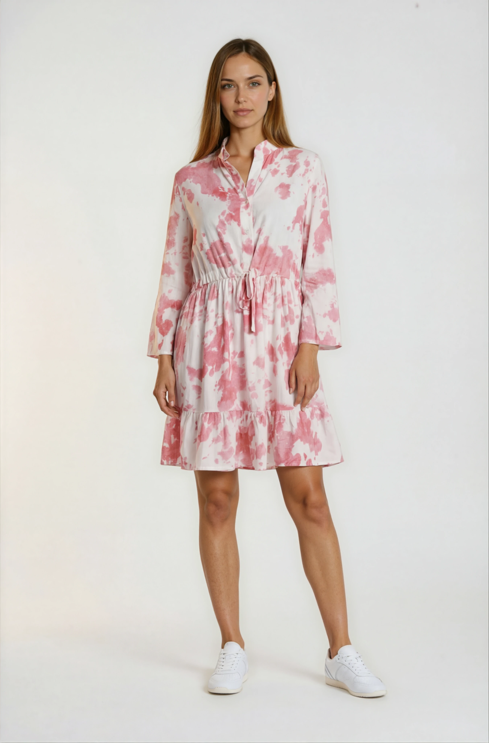 Rožinės spalvos raštų  suknelė su raukiniais.