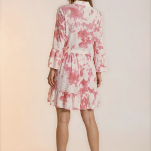 Rožinės spalvos raštų  suknelė su raukiniais.