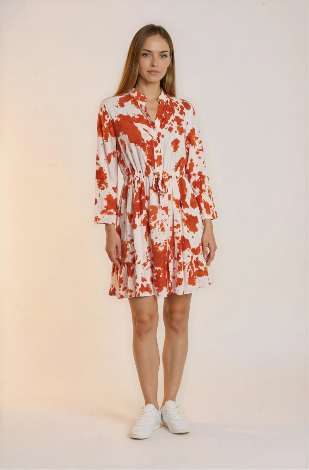 Koralų spalvos raštų  suknelė su raukiniais.