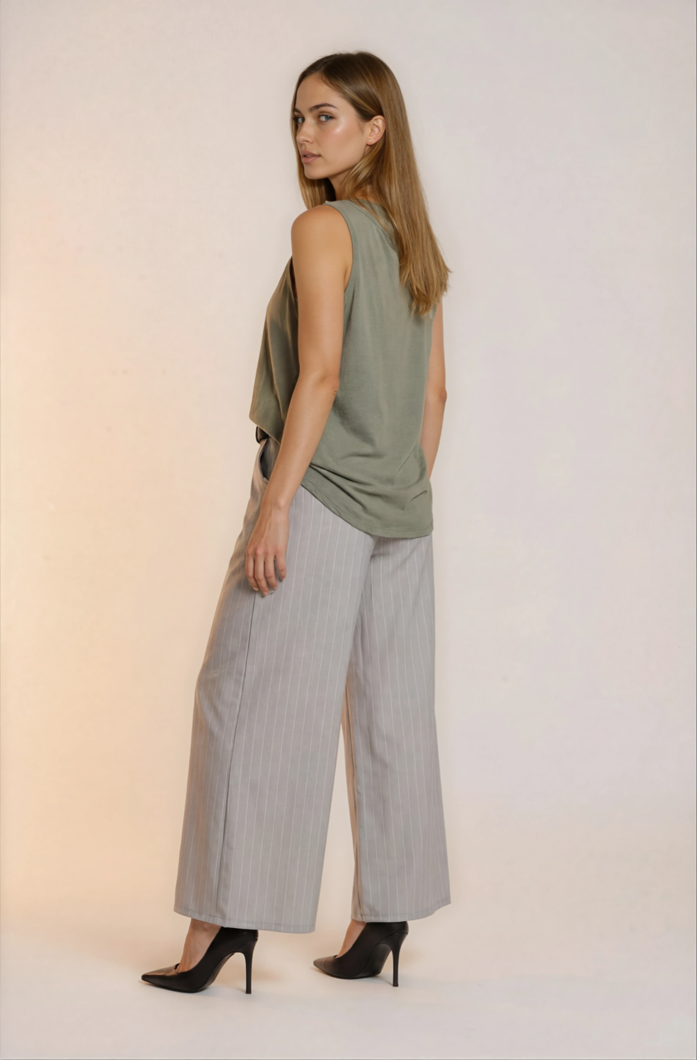 Plačios klasikinio stiliaus kelnės.