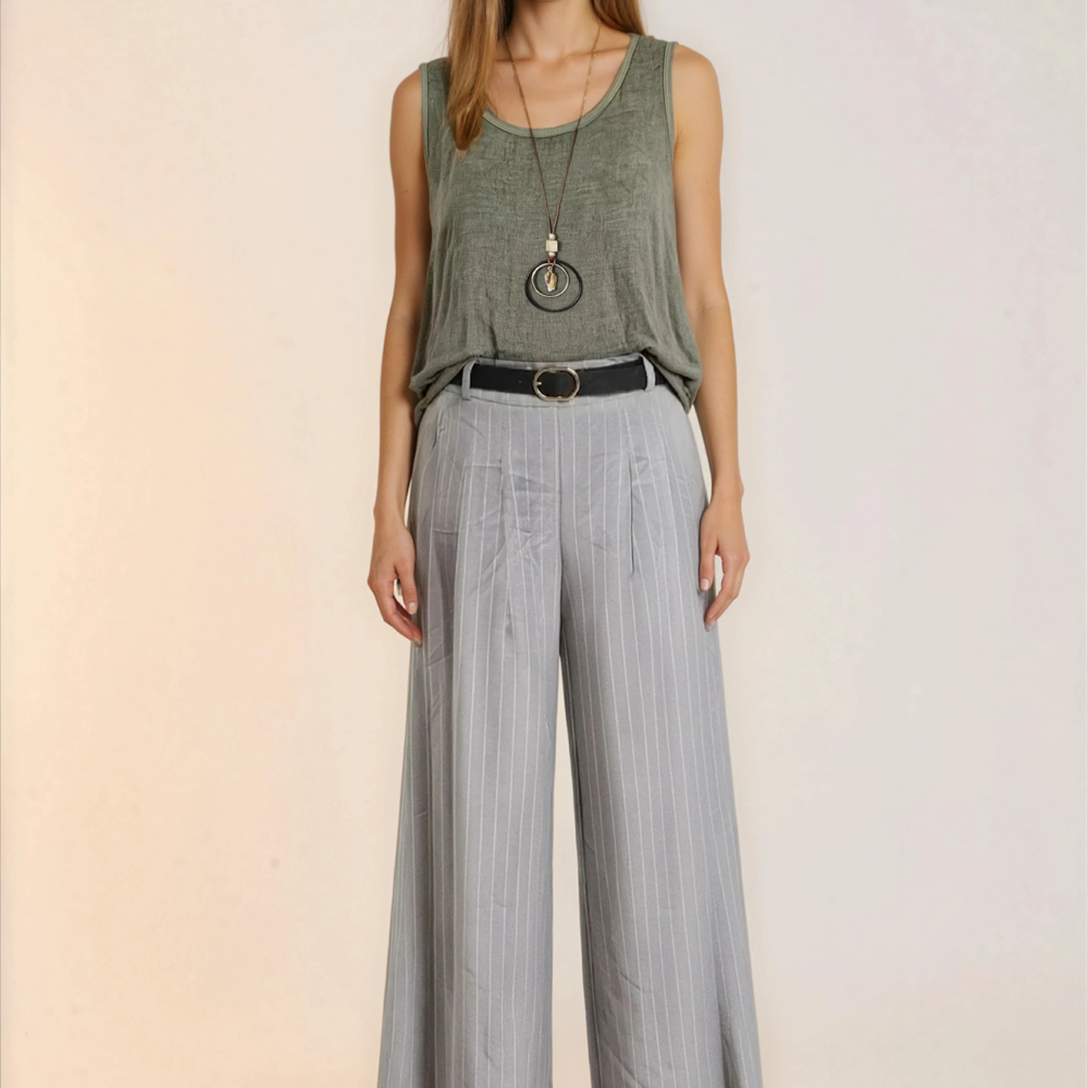 Plačios klasikinio stiliaus kelnės.