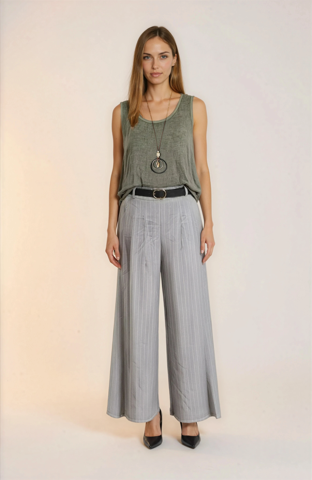 Plačios klasikinio stiliaus kelnės.